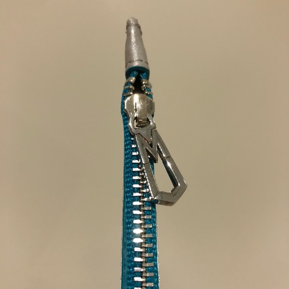 Marc Jacobs Silver Zip Pouch *NEW, NEVER USED* - Picture 2 of 3